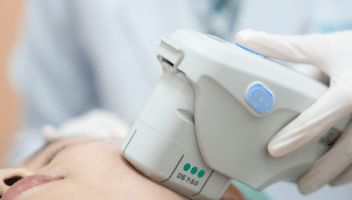 Traitement facial avec un appareil médical