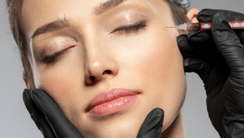 Injection esthétique sur le visage d'une femme