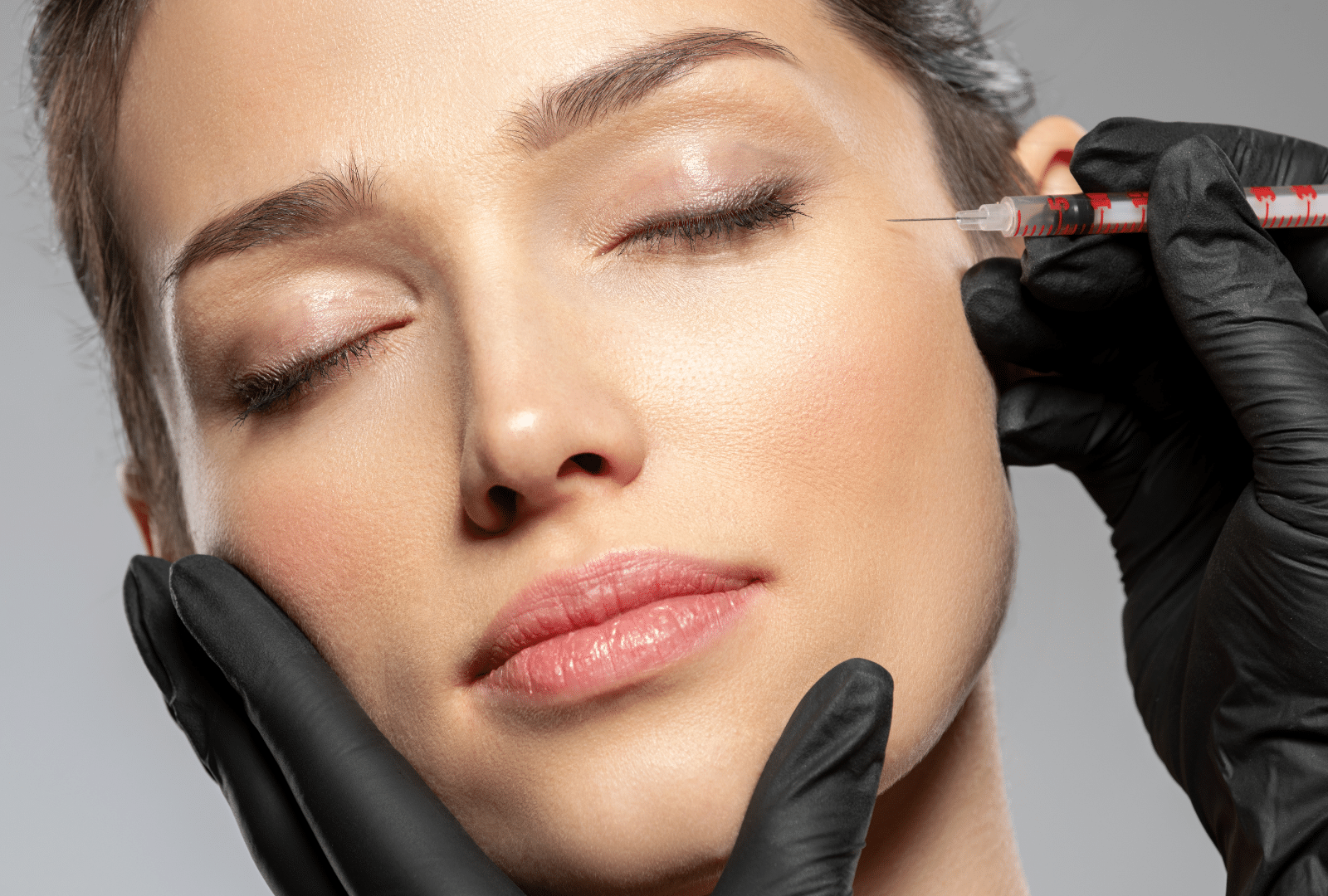 Injection esthétique sur le visage d'une femme