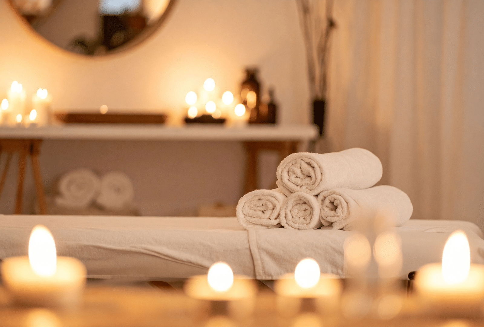 Serviettes blanches dans un spa chaleureux