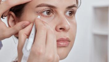 Application de maquillage autour de l'œil