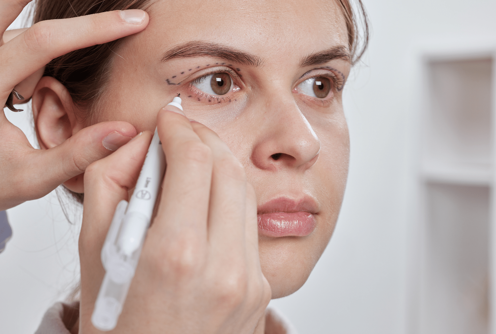 Application de maquillage autour de l'œil