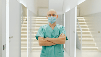 Médecin en salle avec masque
