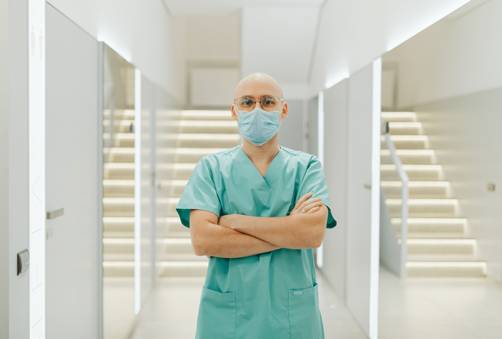 Médecin en salle avec masque