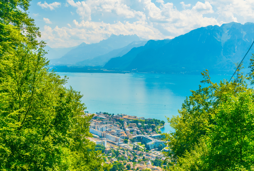 Vue sur le lac et les montagnes environnantes
