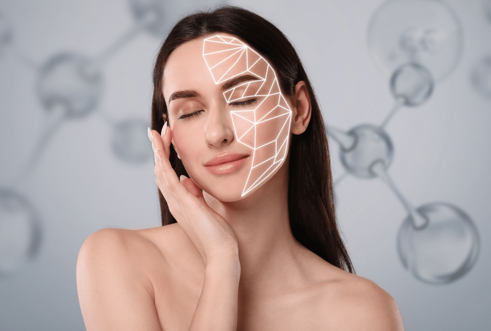 Femme avec motif géométrique sur le visage