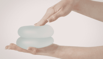 Main tenant des implants mammaires