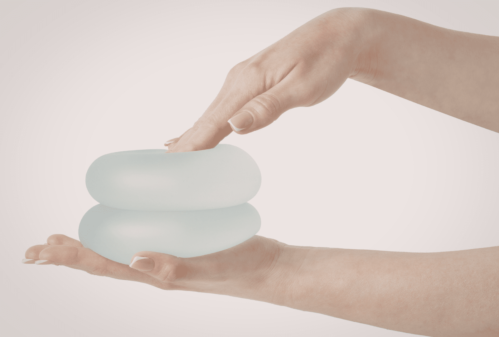 Main tenant des implants mammaires