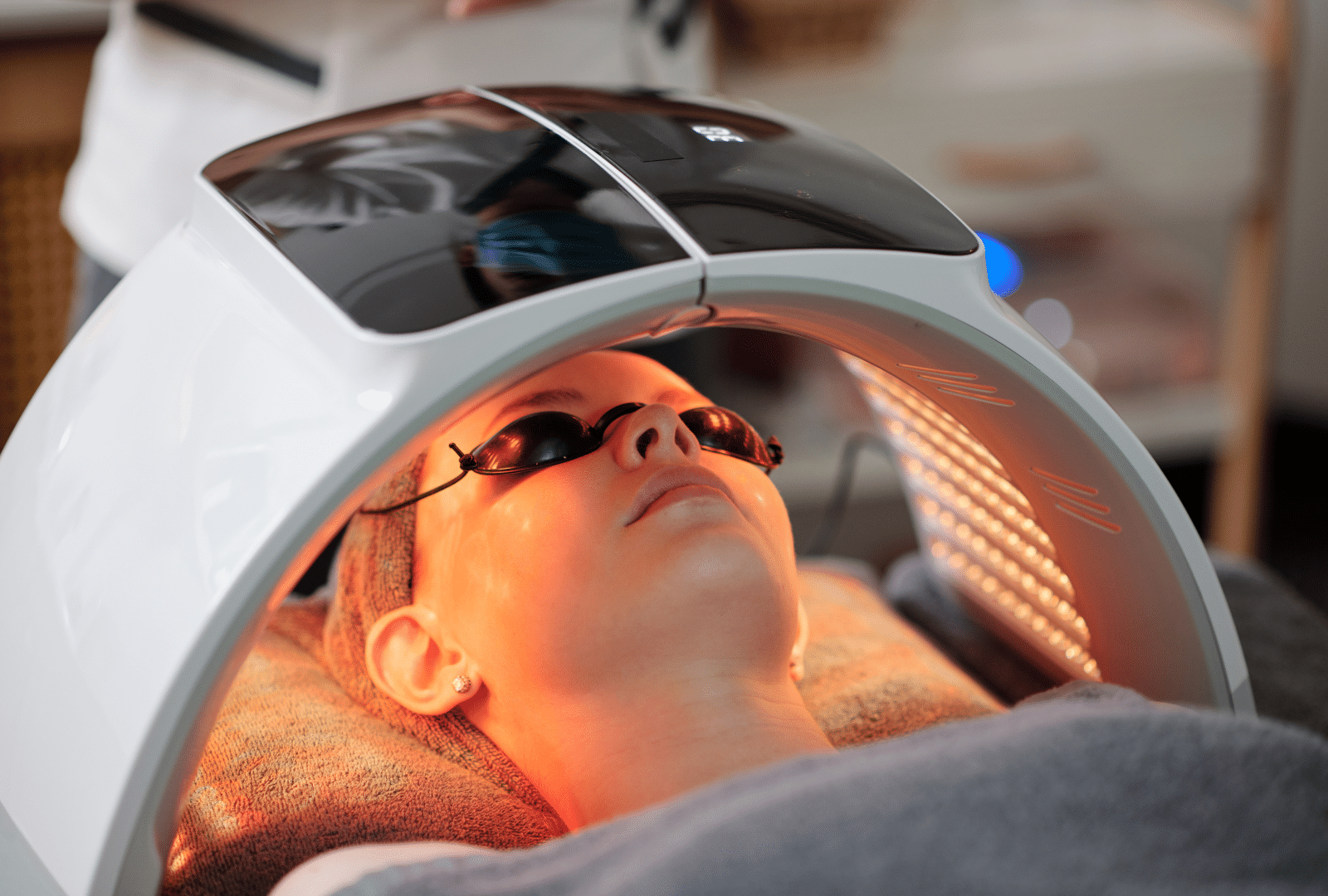 Femme recevant un traitement de lumière LED