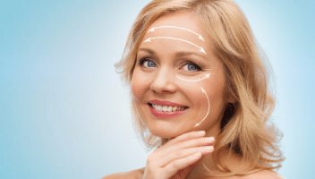 Femme souriante avec des flèches de massage facial