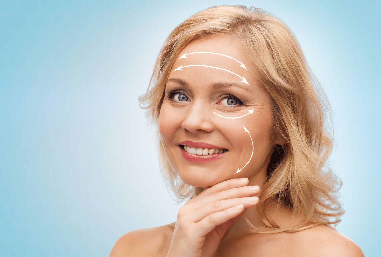 Femme souriante avec des flèches de massage facial