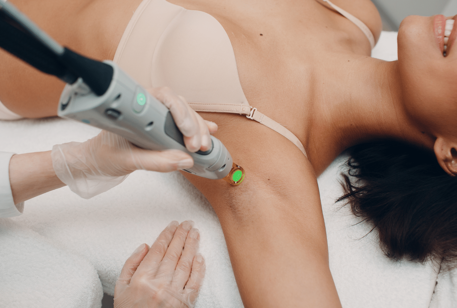 Traitement esthétique au laser sous le bras