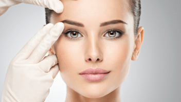 Femme recevant un soin esthétique du visage