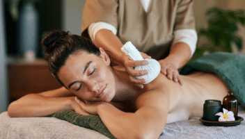 Femme recevant un massage relaxant.