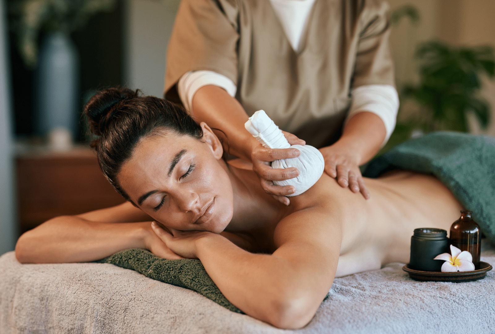 Femme recevant un massage relaxant.