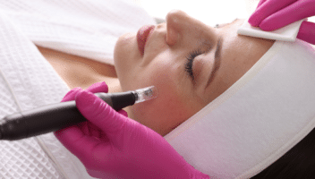 Soin du visage en cours avec un appareil