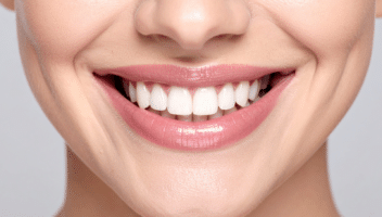 Sourire éclatant d'une personne