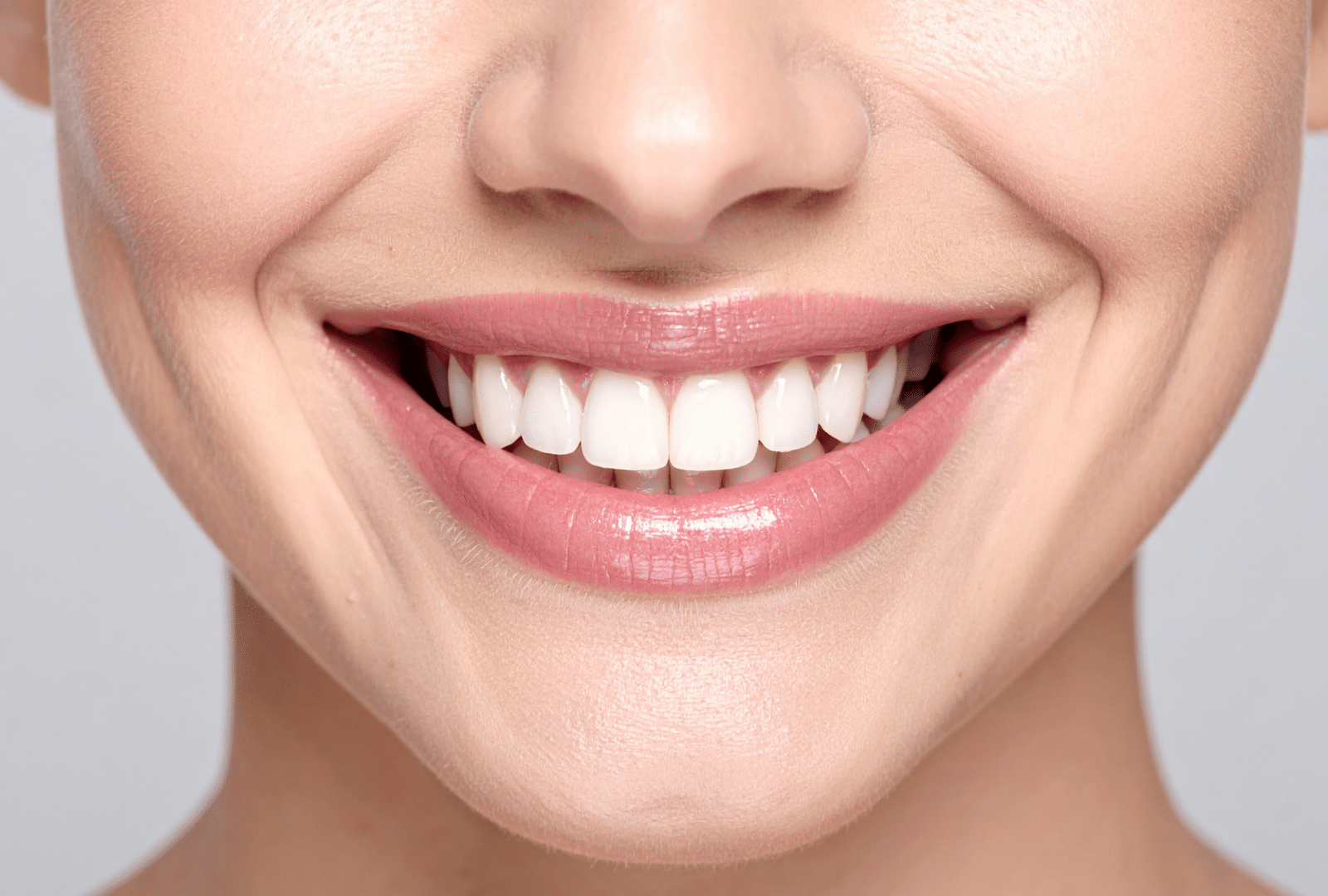 Sourire éclatant d'une personne