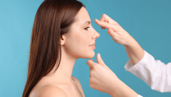 Femme se faisant examiner le visage