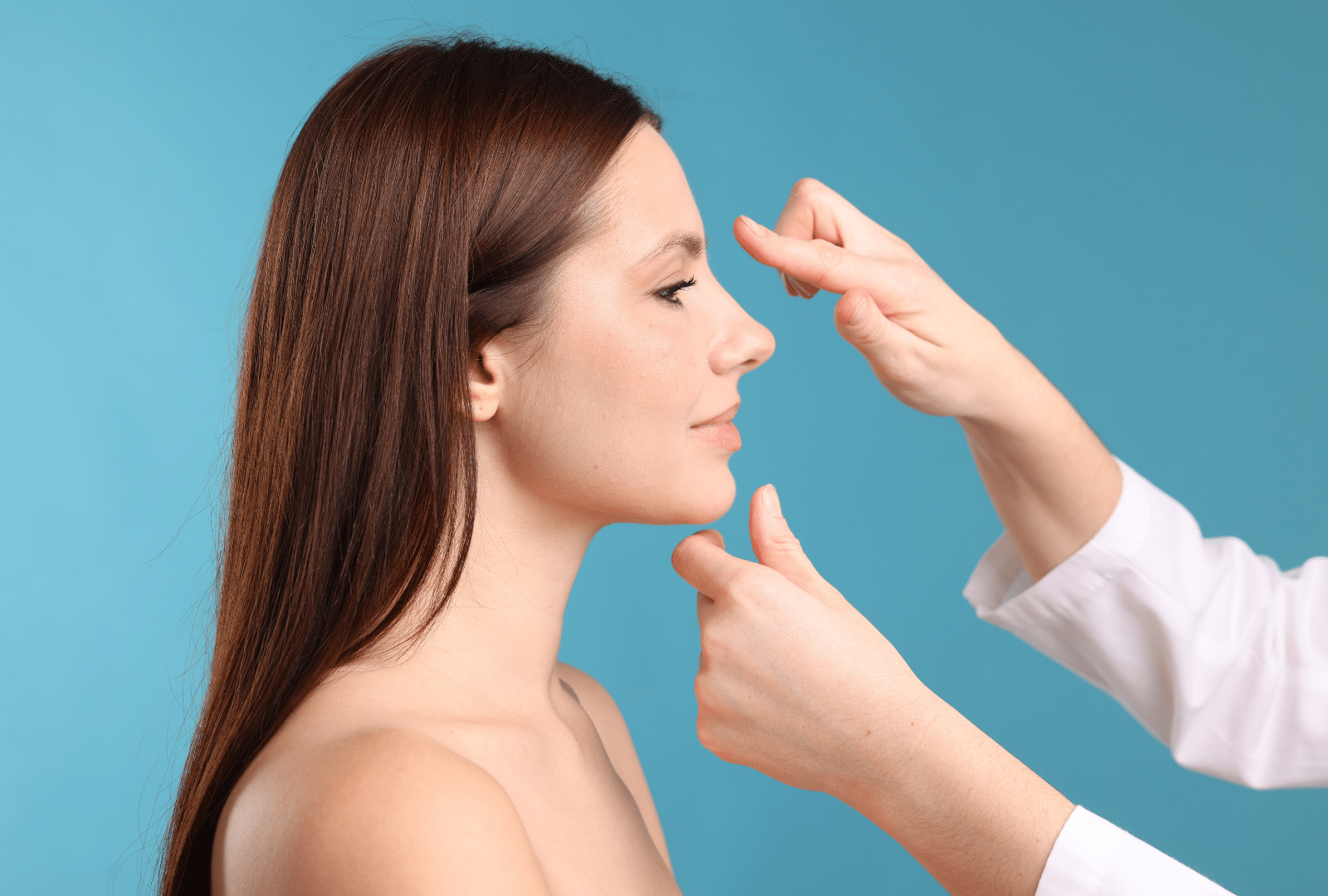 Femme se faisant examiner le visage