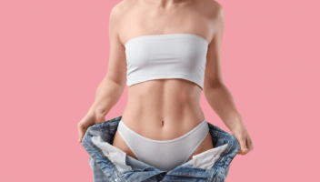 Femme tenant un jean large
