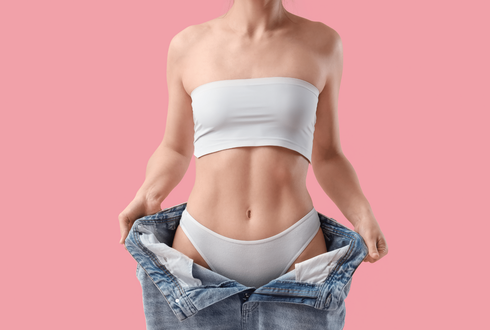 Femme tenant un jean large