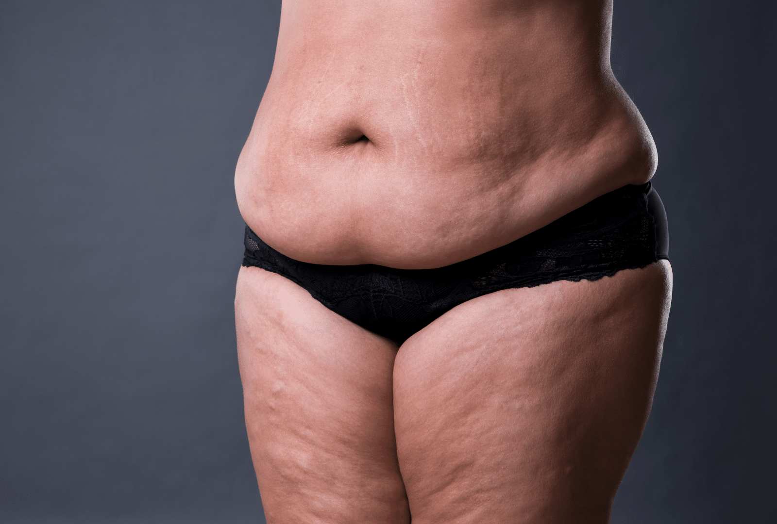 Femme en sous-vêtements noirs, vue de côté