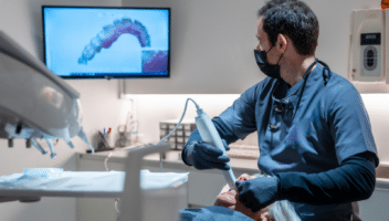 Un dentiste traitant un patient