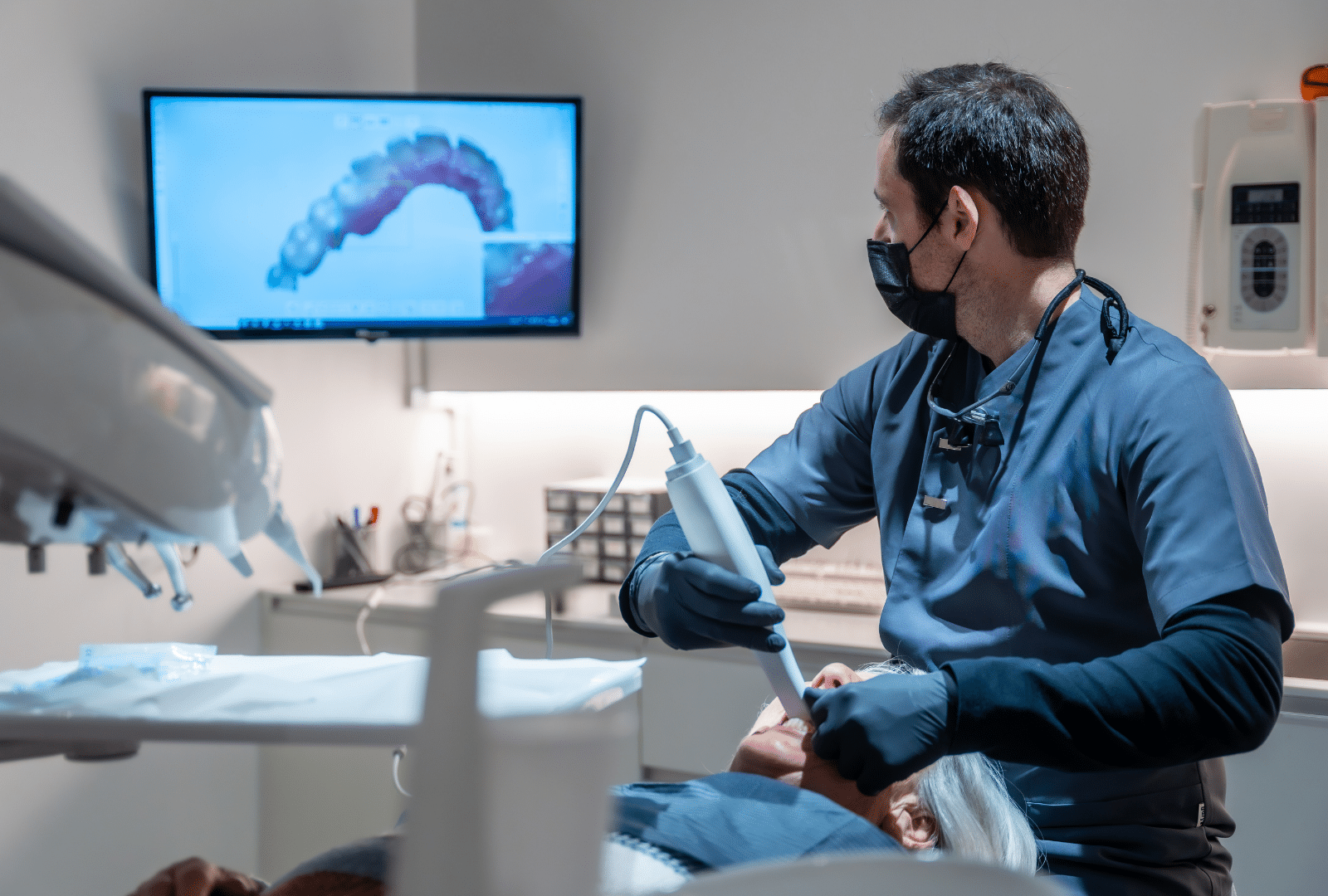 Un dentiste traitant un patient