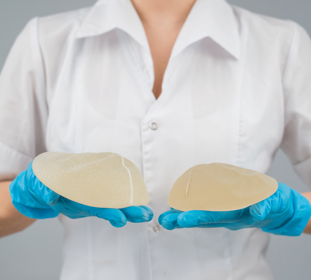 Prothèses mammaires montrées par un professionnel