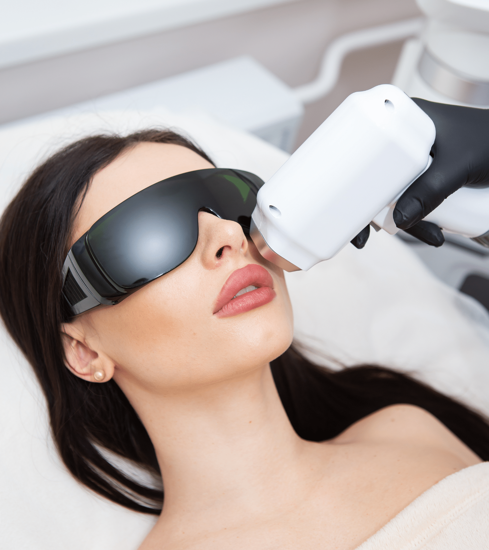 Femme recevant un traitement d’épilation laser du visage dans une clinique spécialisée en Suisse.