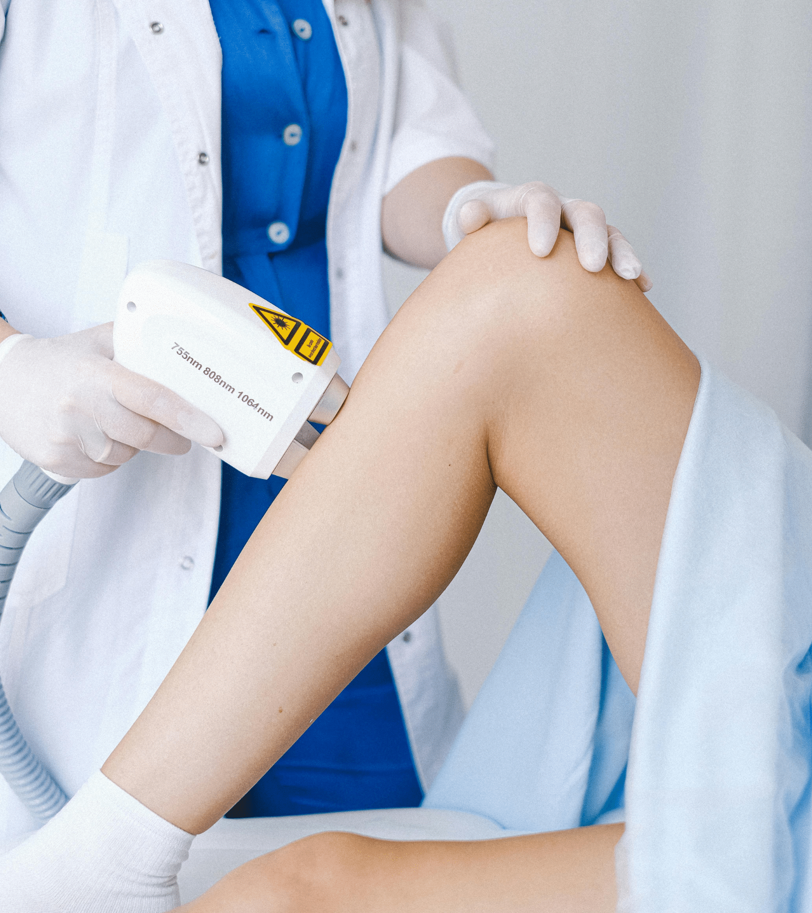 Femme recevant une séance d’épilation laser des jambes dans une clinique spécialisée en Suisse.