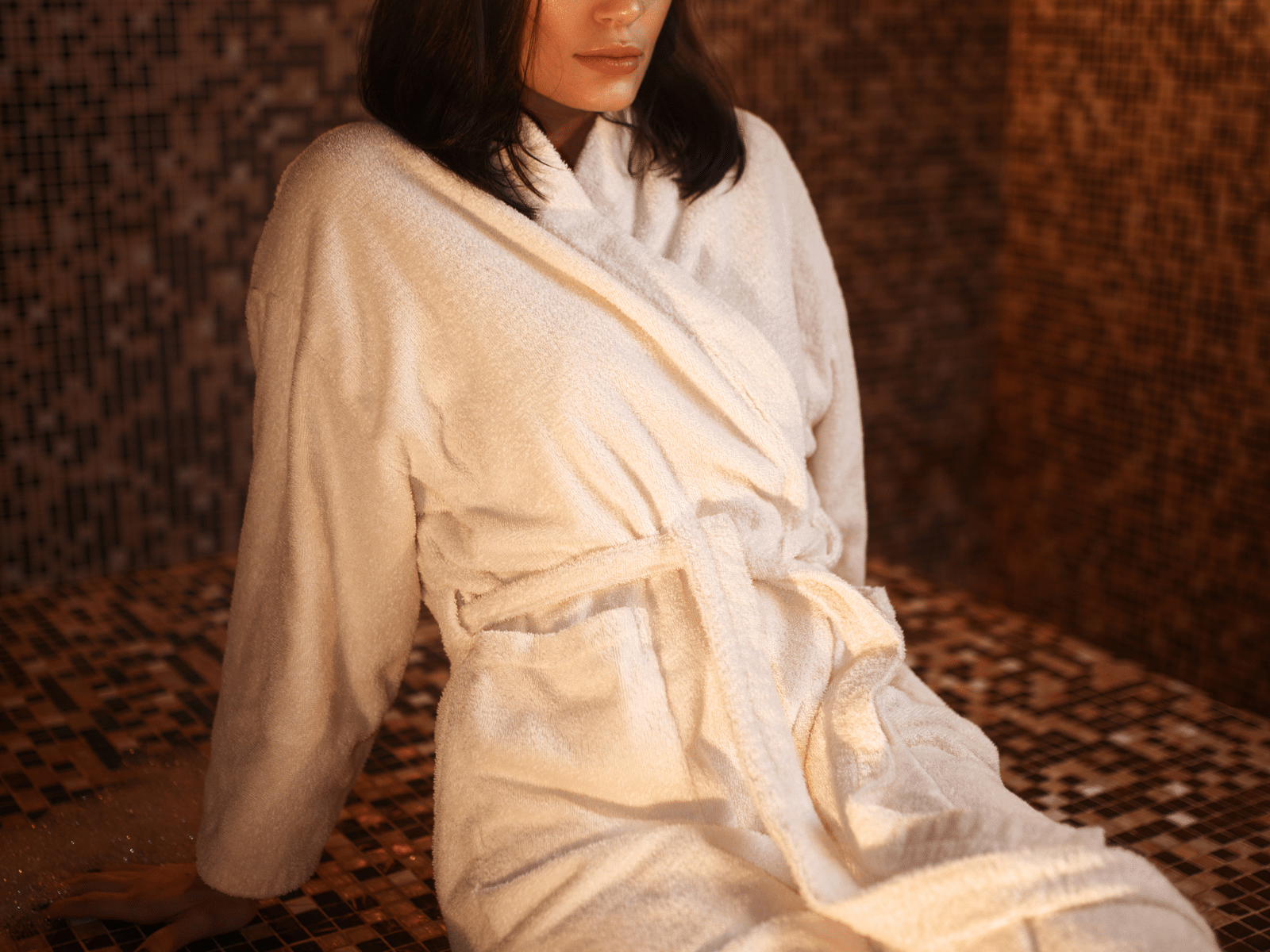 Femme en peignoir relaxant dans un hammam