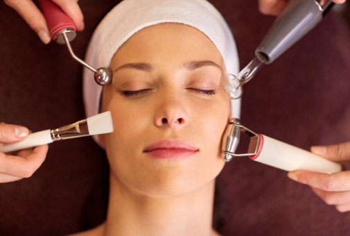 Soin du visage avec appareils cosmétiques modernes.