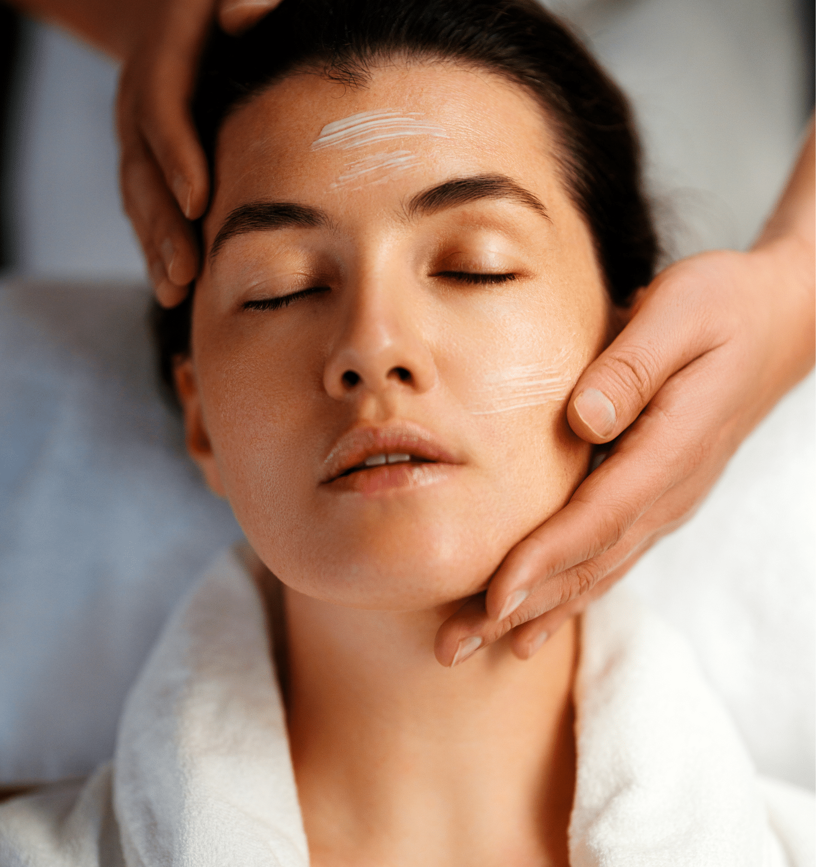 Femme recevant un soin dermatologique esthétique du visage en institut.