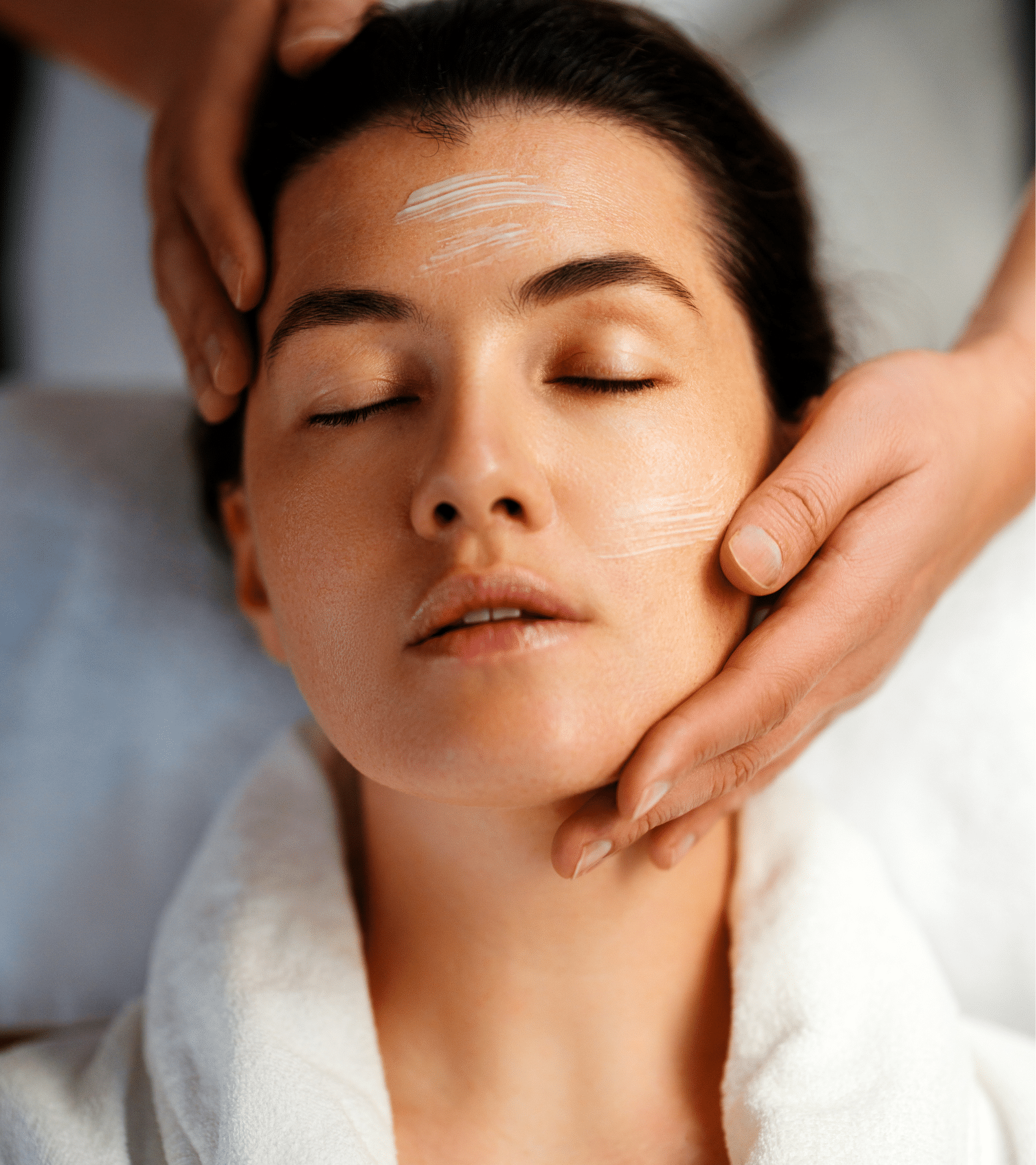 Femme recevant un soin dermatologique esthétique du visage en institut.