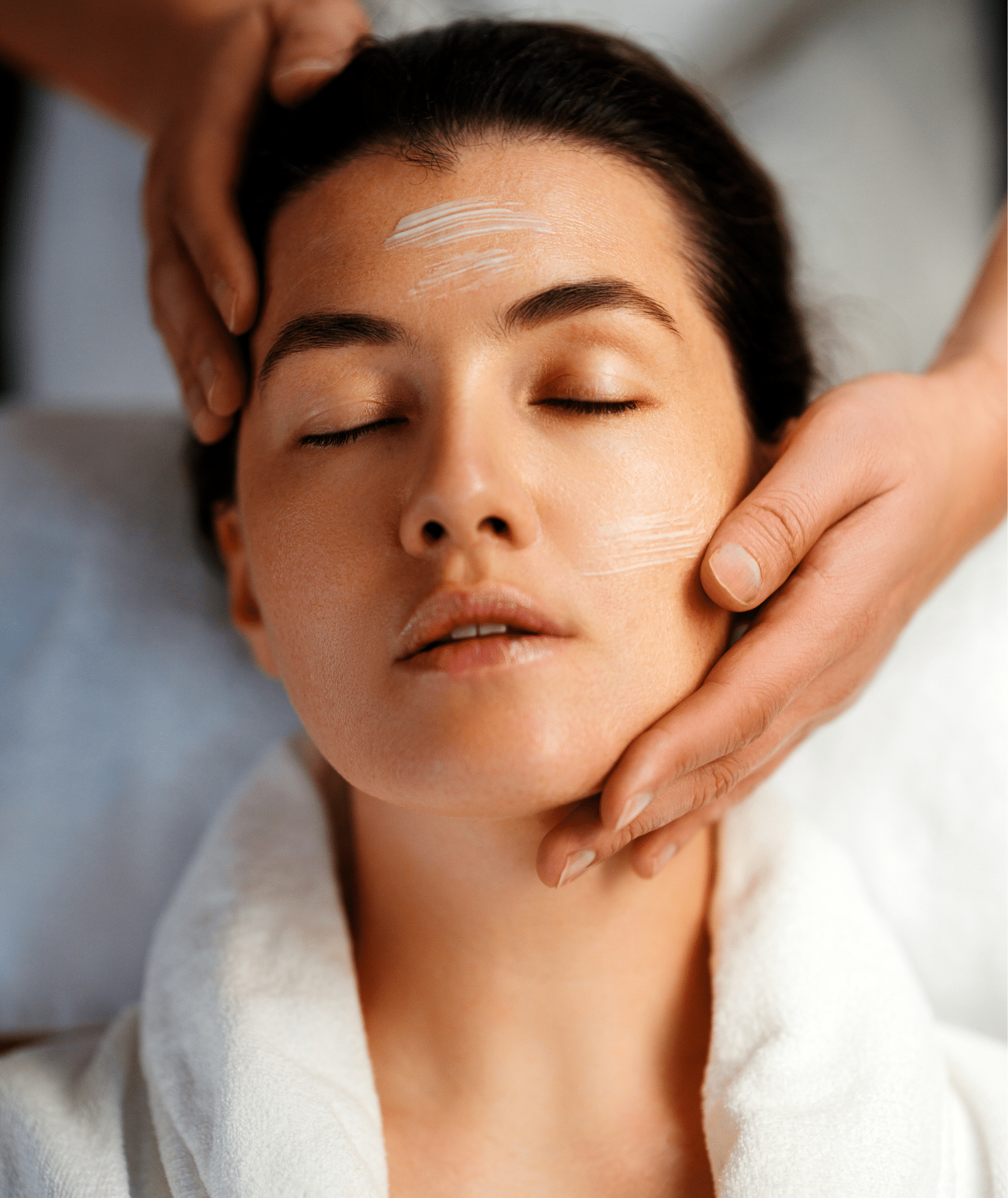 Femme recevant un soin dermatologique esthétique du visage en institut.