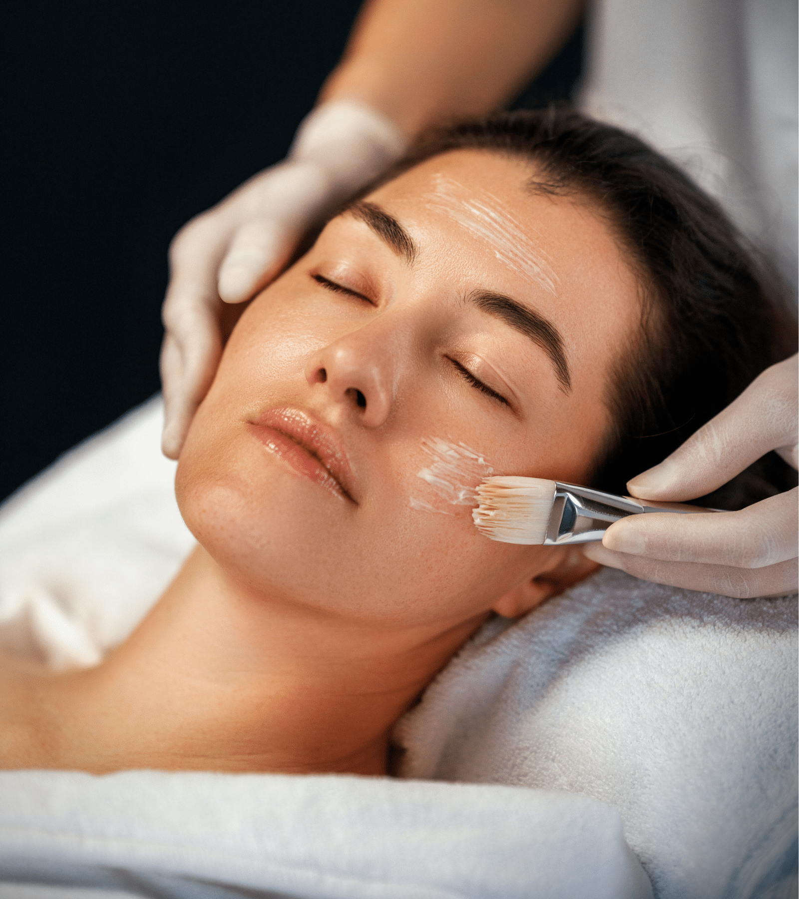 Application d’un soin dermatologique esthétique sur le visage d’une femme.
