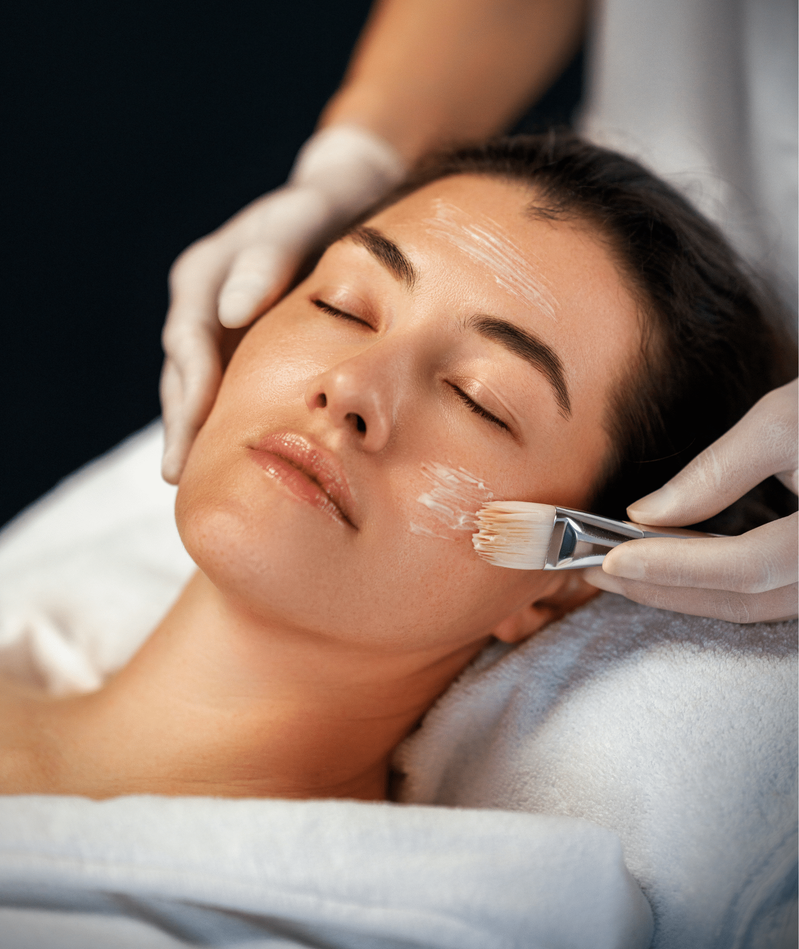 Application d’un soin dermatologique esthétique sur le visage d’une femme.