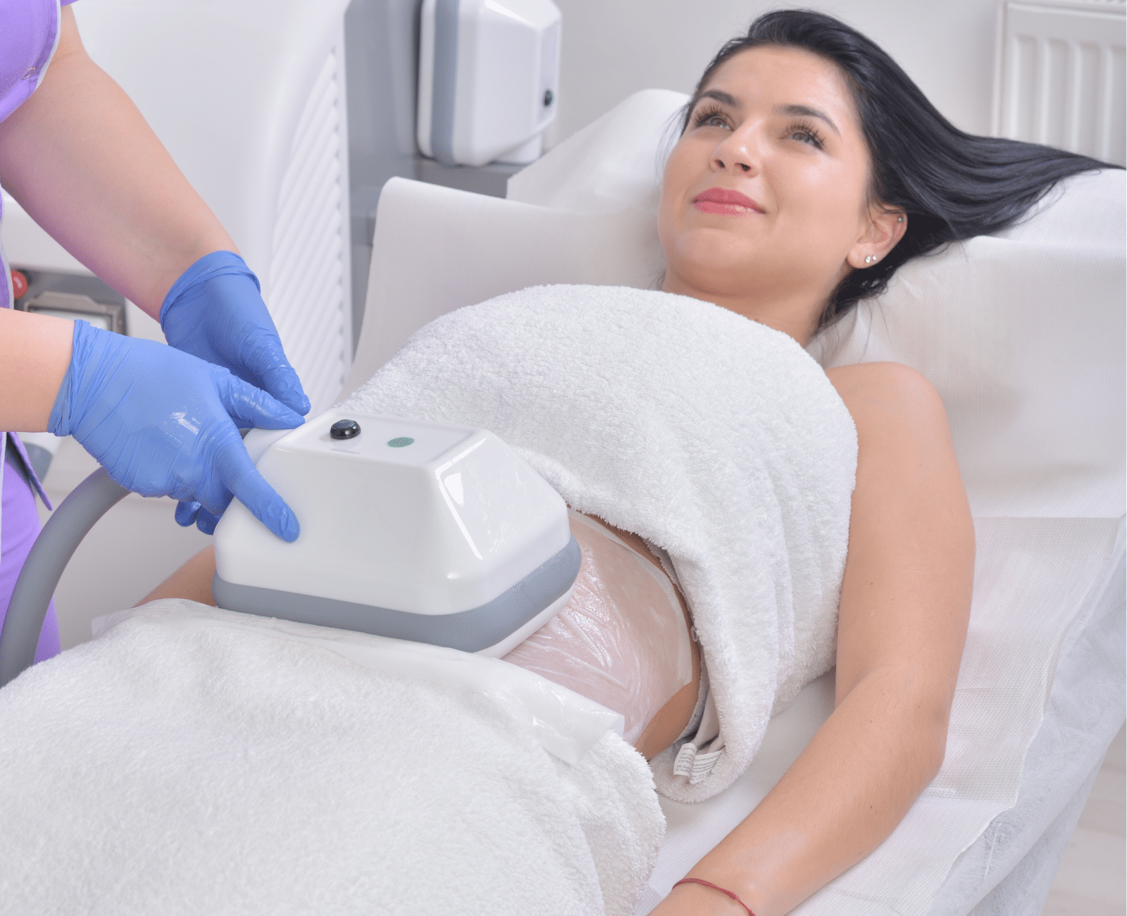 Soin esthétique avec appareil sur le ventre minceur