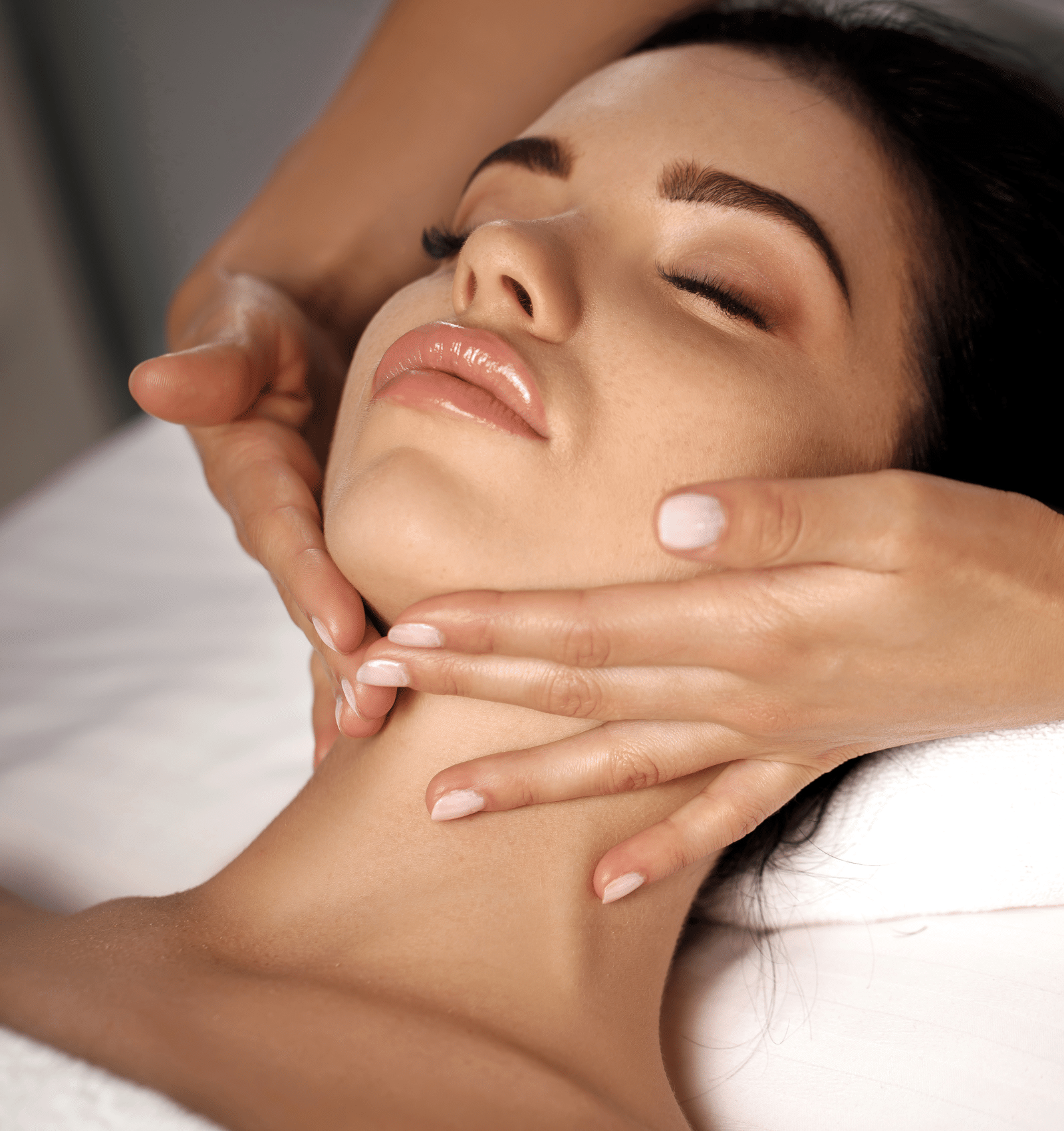 Femme recevant une skincare médicalisé